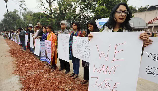 ফেনীর সোনাগাজীর মাদ্রাসাছাত্রী নুসরাত জাহান রাফিকে আগুনে পুড়িয়ে হত্যার প্রতিবাদে রাজধানীর শাহবাগে মানববন্ধন। ঢাকা, এপ্রিল। ছবি: প্রথম আলো
