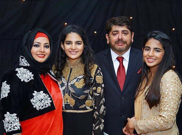 দুই মেয়েকে নিয়ে নাইম ও শাবনাজ। ছবি-সংগৃহীত