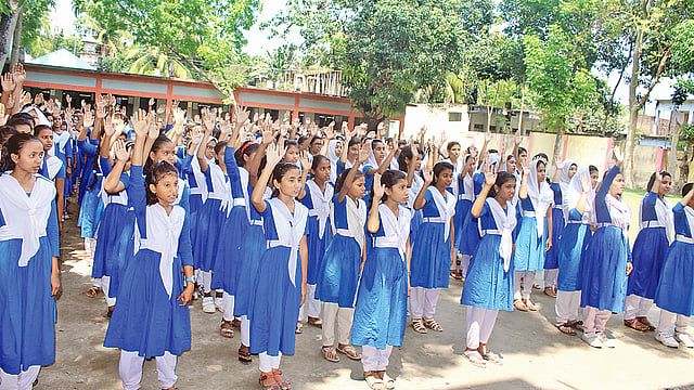 জামালপুরের সরিষাবাড়ী সরকারি পাইলট বালিকা উচ্চবিদ্যালয়ের চার শতাধিক শিক্ষার্থী গতকাল দুপুরে দুর্নীতি প্রতিরোধে শপথ নেয়। শপথবাক্য পাঠ করান ইউএনও সাইফুল।  প্রথম আলো