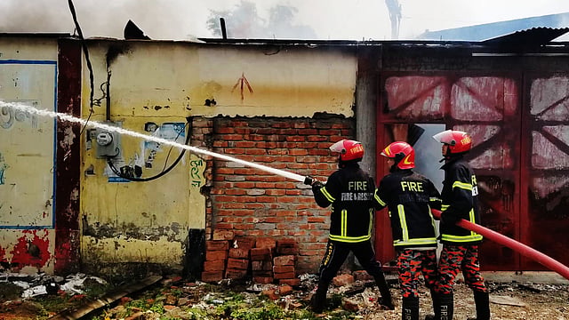 ময়মনসিংহের ভালুকায় আজ বৃহস্পতিবার সুতা তৈরির কারখানায় আগুন লেগেছে।