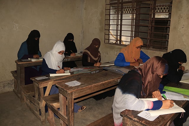 আলিম পরীক্ষা দিচ্ছেন সহপাঠীরা। স্বপ্নের পিছু ছুটছেন তাঁরা। কিন্তু নুসরাত থেমে গেছেন, পুড়ে গেছে তাঁর স্বপ্ন। আশপাশে সবাই পরীক্ষা দিচ্ছেন, শুধু নুসরাতের আসনটি ফাঁকা। সোনাগাজী, ফেনী।