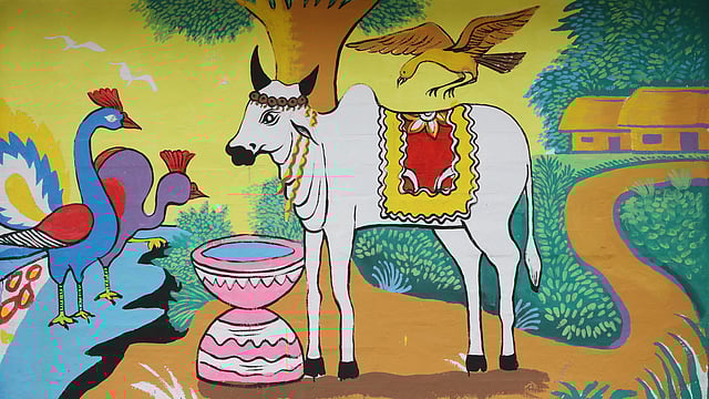 দেয়ালে ফুটে উঠেছে গ্রামীণ চিত্রও।