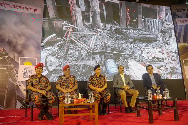 সম্মাননা অনুষ্ঠানে মেয়র আতিকুল ইসলামসহ ফায়ার সার্ভিসের মহাপরিচালক ব্রিগেডিয়ার জেনারেল সাজ্জাদ হোসাইন (ডান থেকে তৃতীয়), পরিচালক মেজর এ কে এম শাকিল নেওয়াজ (ডান থেকে চতুর্থ), পরিচালক লেফটেন্যান্ট কর্নেল এস এম জুলফিকার রহমান (বাঁয়ে) ও ব্র্যাকের ঊর্ধ্বতন পরিচালক আসিফ সালেহ (ডানে)। ঢাকা, ১১ এপ্রিল। ছবি: সাজিদ হোসেন