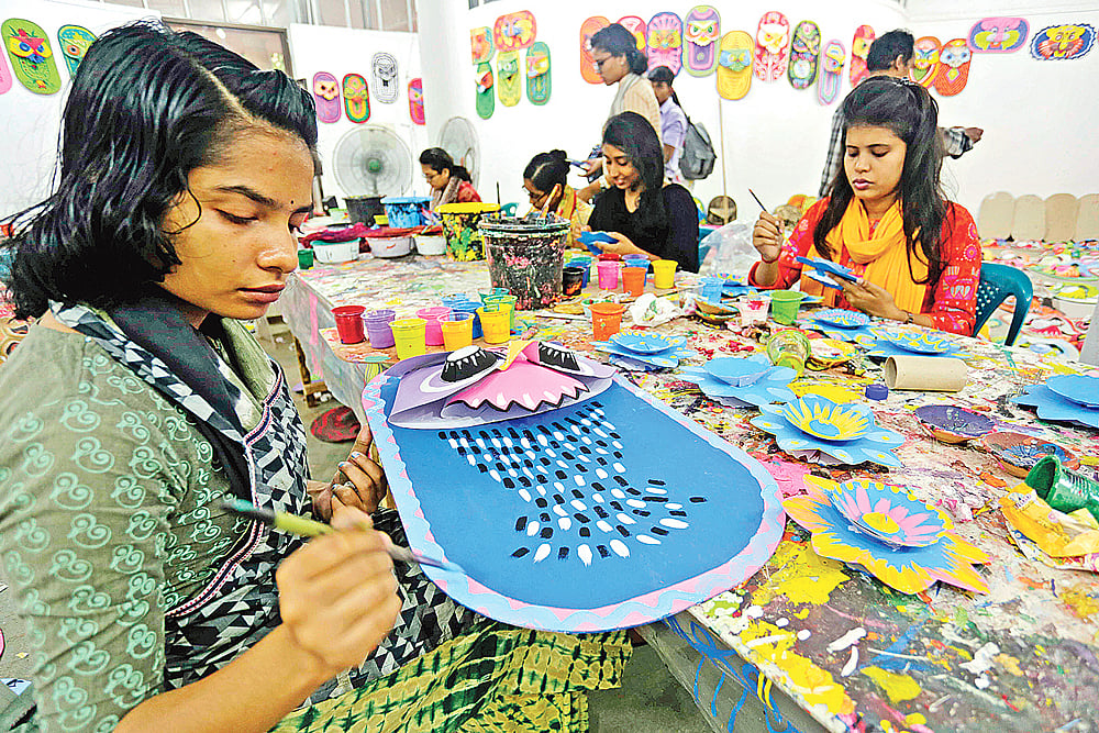 বর্ষবরণ উদ্‌যাপন উপলক্ষে ঢাকা বিশ্ববিদ্যালয়ের চারুকলা অনুষদে চলছে নানা আয়োজন। গতকাল বিকেলে।  ছবি: হাসান রাজা