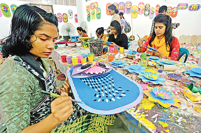 বর্ষবরণ উদ্‌যাপন উপলক্ষে ঢাকা বিশ্ববিদ্যালয়ের চারুকলা অনুষদে চলছে নানা আয়োজন। গতকাল বিকেলে।  ছবি: হাসান রাজা