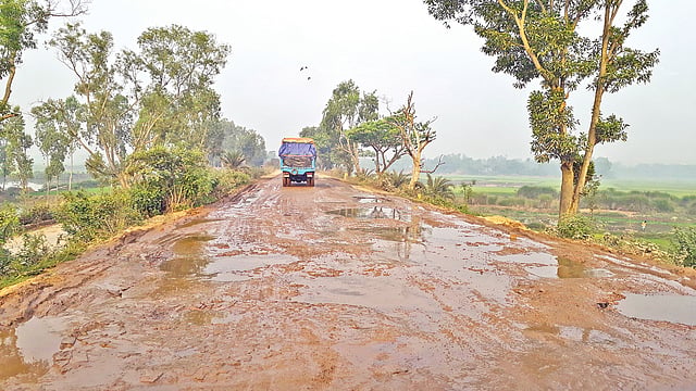 ঢাকা-রাজশাহী মহাসড়কের আধা কিলোমিটার অংশে গর্ত। গত সোমবার সিরাজগঞ্জের তাড়াশ উপজেলার মহিষলুটি এলাকায়।  প্রথম আলো