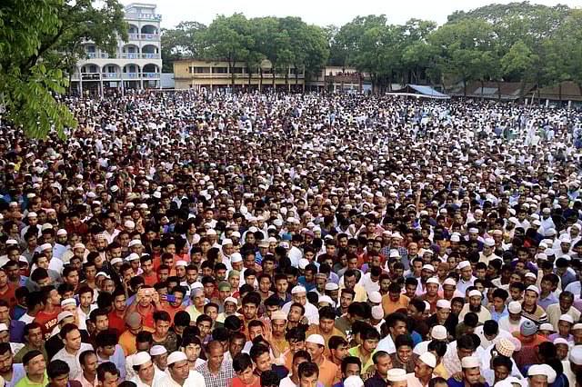 নুসরাতের জানাজায় অংশ নেন হাজারো মানুষ।