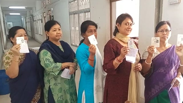 ত্রিপুরার আগরতলায় বোধজং বয়েস হাইস্কুল কেন্দ্রে ভোটারদের সারি। ছবি: তরুণ চক্রবর্তী, আগরতলা
