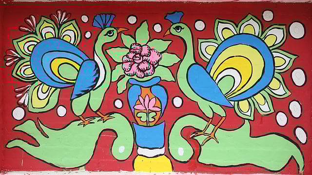 দেয়ালে ময়ূরের মোটিফ-সংবলিত রিকশাচিত্র।