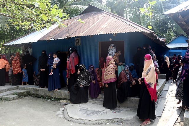 নিহত নুসরাতের বাড়ি। এই টিনের ঘরেই থাকতেন তিনি। তাঁর বাড়িতে অনেক মানুষের ভিড়।