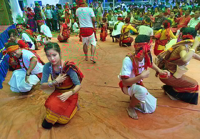 গড়াইয়ার তালে ত্রিপুরা কিশোর-কিশোরীরা। ছবি: প্রথম আলো