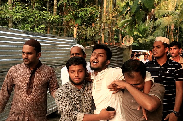 নুসরাতের স্বজনদের আহাজারিতে ভারী হয়ে ওঠে বাতাস।