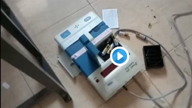 জনসেনা পার্টির বিধানসভার প্রার্থী মধুসূদন গুপ্তা ইভিএম তুলে আছাড় মারেন মাটিতে। তাঁকে গ্রেপ্তার করে পুলিশ। ছবি: টুইটার