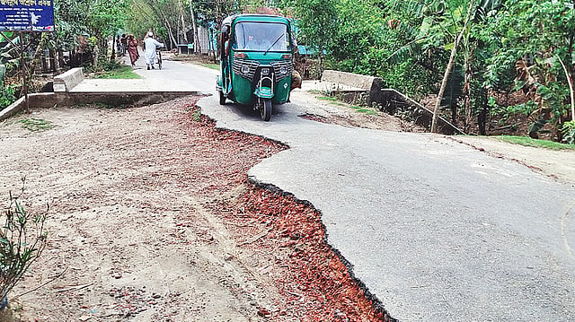 রাস্তা বেহাল। শেরপুর-চন্দ্রকোনা সড়ক দিয়ে ঝুঁকি নিয়ে চলছে যানবাহন। গত শনিবার সড়কের চররাম জগন্নাথে।  ছবি: প্রথম আলো