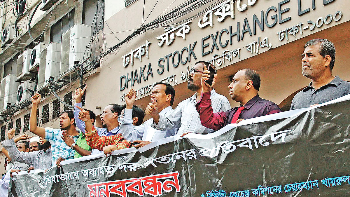 শেয়ারবাজারে অব্যাহত দরপতনের প্রতিবাদে গতকাল রাজধানীর মতিঝিলে ঢাকা স্টক এক্সচেঞ্জের সামনে বিক্ষোভ করে বাংলাদেশ পুঁজিবাজার বিনিয়োগকারী ঐক্য পরিষদ।  ছবি: প্রথম আলো