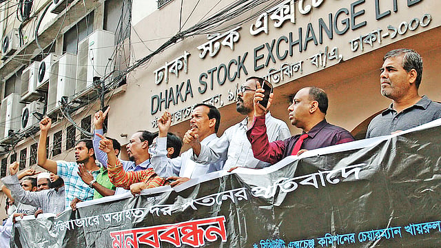 শেয়ারবাজারে অব্যাহত দরপতনের প্রতিবাদে গতকাল রাজধানীর মতিঝিলে ঢাকা স্টক এক্সচেঞ্জের সামনে বিক্ষোভ করে বাংলাদেশ পুঁজিবাজার বিনিয়োগকারী ঐক্য পরিষদ।  ছবি: প্রথম আলো
