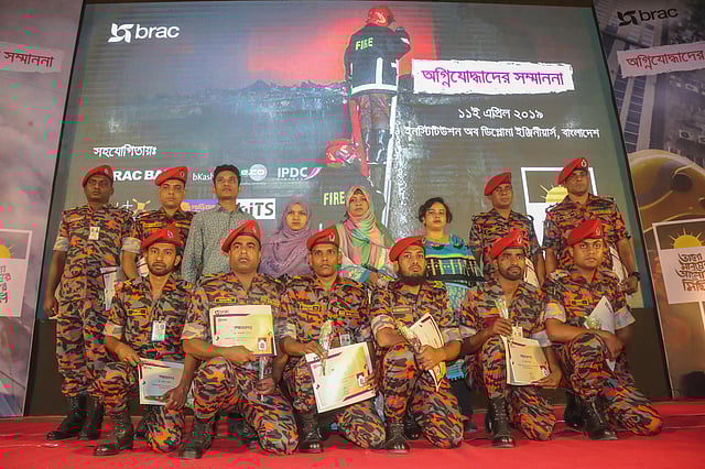 অসীম সাহসী ১০ অগ্নি যোদ্ধাকে সম্মাননা দিল বেসরকারি উন্নয়ন সংস্থা ব্র্যাক। ঢাকা, ১১ এপ্রিল। ছবি: সাজিদ হোসেন
