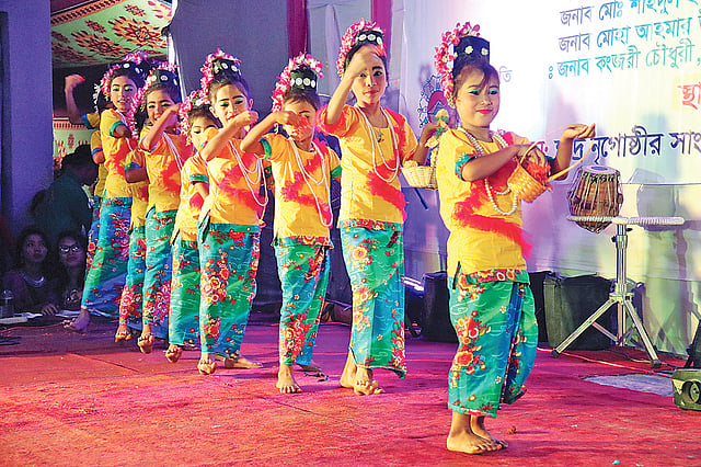 বৈসাবি উৎসবে পাহাড়ি মারমাদের ঐতিহ্যবাহী সাংগ্রাইয়ের জলনৃত্য পরিবেশনা করে খুদে শিল্পীরা। গতকাল সন্ধ্যায় খাগড়াছড়ির নারানখাইয়া ক্ষুদ্র নৃ–গোষ্ঠীর সাংস্কৃতিক ইনস্টিটিউটে।  নীরব চৌধুরী