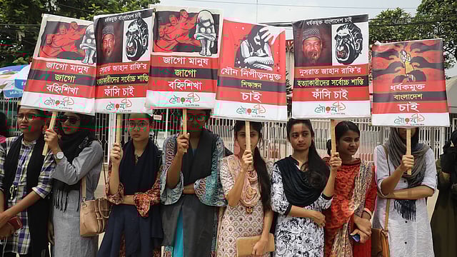 যৌন নিপীড়ন ও ধর্ষণবিরোধী পদযাত্রায় গৌরব ৭১সহ বেশ কয়েকটি সংগঠন অংশ নেয়। শাহবাগ, ঢাকা, ১২ এপ্রিল। ছবি: আবদুস সালাম