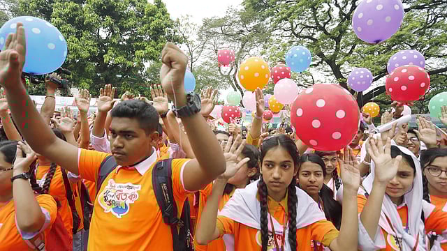 ফেনীর মাদ্রাসাছাত্রী নুসরাত হত্যার ঘটনায় দুই হাত তুলে প্রতিবাদ জানান বিতার্কিক শিক্ষার্থী, অভিভাবক ও অতিথিরা। পুষ্টি–প্রথম আলো বিতর্ক উৎসব, ভিকারুননিসা নূন স্কুল অ্যান্ড কলেজ, ১২ এপ্রিল। ছবি: দীপু মালাকার