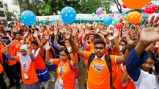 সব ধরনের প্রতিবন্ধকতার বিরুদ্ধে লড়াই করে দেশকে এগিয়ে নেওয়ার শপথ নেওয়া হয়।