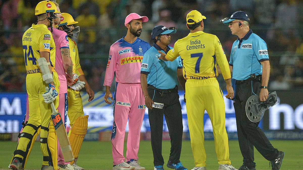 খেলার মাঝে মাঠে ঢুকে সমালোচনার শিকার হয়েছেন ধোনি। ছবি: এএফপি