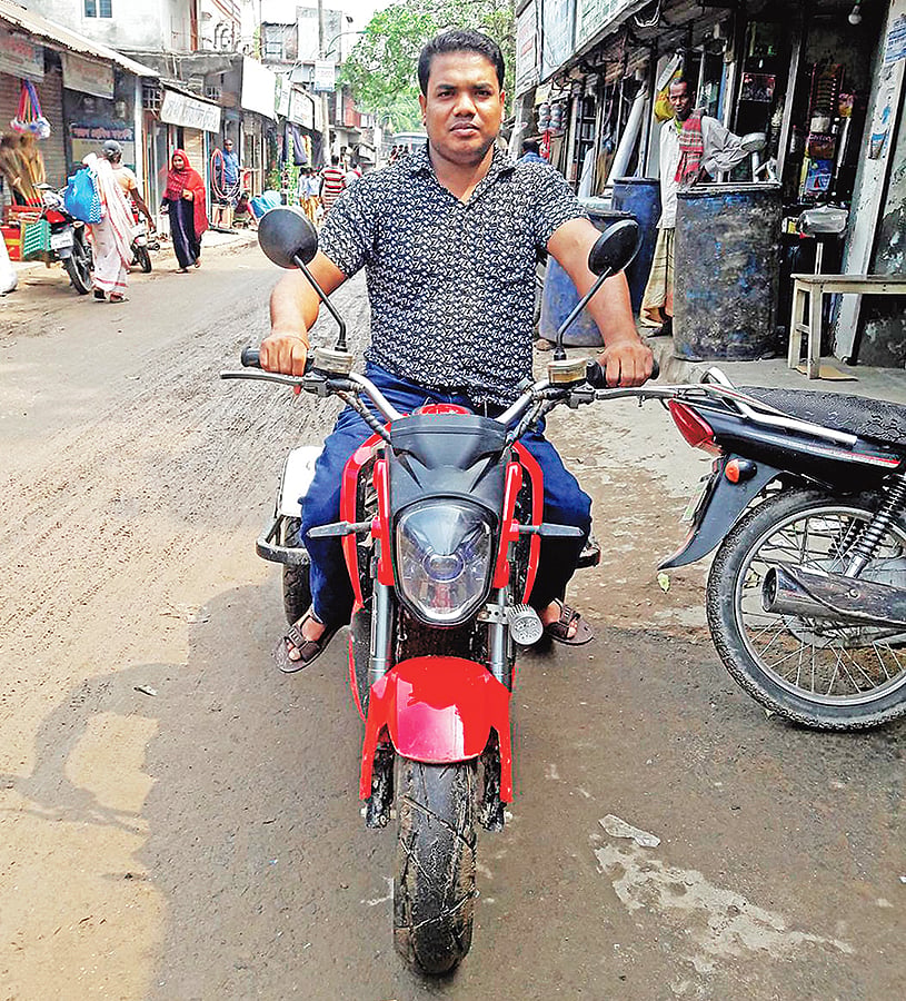 গতকাল উপজেলা সদরের ভবানীগঞ্জে ব্যাংক কর্মকর্তা নূরুল । ছবি: প্রথম আলো