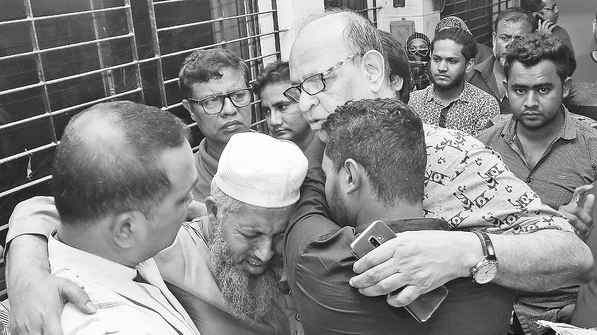 নুসরাত জাহানের মৃত্যুতে স্বজনদের আহাজারি