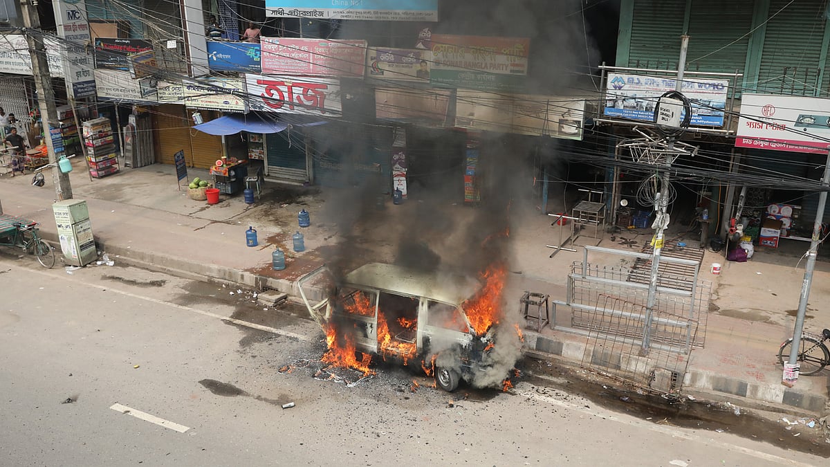 দাউ দাউ করে জ্বলছে গাড়িটি।