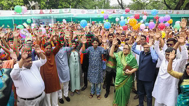 অনুষ্ঠান উদ্বোধনের আগে বিতার্কিক শিক্ষার্থীদের সঙ্গে আসা অতিথিরাও নুসরাত হত্যার প্রতিবাদে শামিল হন।