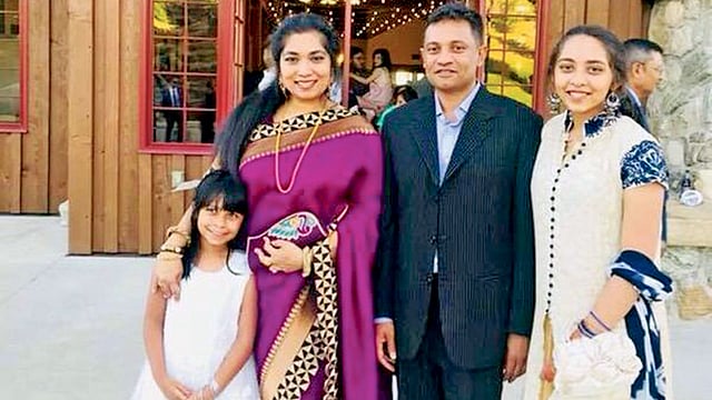 পরিবারের সঙ্গে রেজাউল ইসলাম মামুন