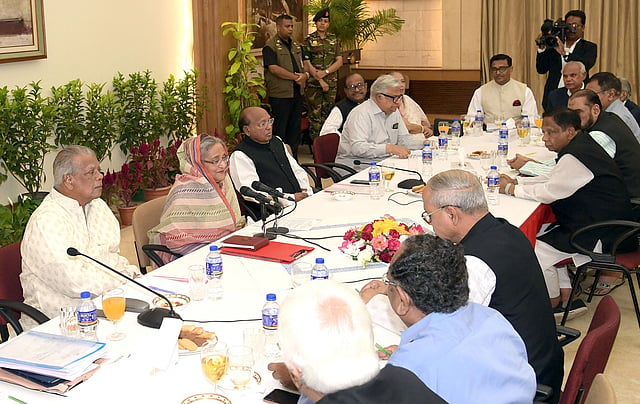প্রধানমন্ত্রী শেখ হাসিনা গণভবনে আওয়ামী লীগের উপদেষ্টামণ্ডলীর বৈঠকে বক্তব্য দেন। ঢাকা, ১২ এপ্রিল। ছবি: পিআইডি