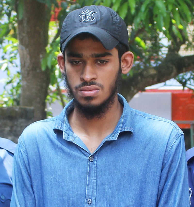 শিক্ষার্থীদের কান ধরিয়ে দাঁড় করিয়ে রাখার অভিযোগে মাদ্রাসাশিক্ষক মীর মিনহাজুল আবেদীনকে আটক করে পুলিশ। আলমডাঙ্গা, চুয়াডাঙ্গা, ১২ এপ্রিল। ছবি: শাহ আলম