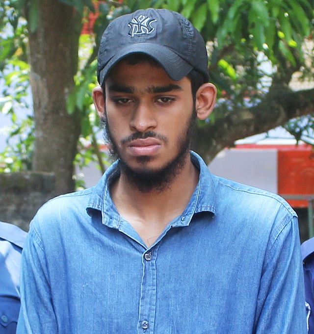 শিক্ষার্থীদের কান ধরিয়ে দাঁড় করিয়ে রাখার অভিযোগে মাদ্রাসাশিক্ষক মীর মিনহাজুল আবেদীনকে আটক করে পুলিশ। আলমডাঙ্গা, চুয়াডাঙ্গা, ১২ এপ্রিল। ছবি: শাহ আলম