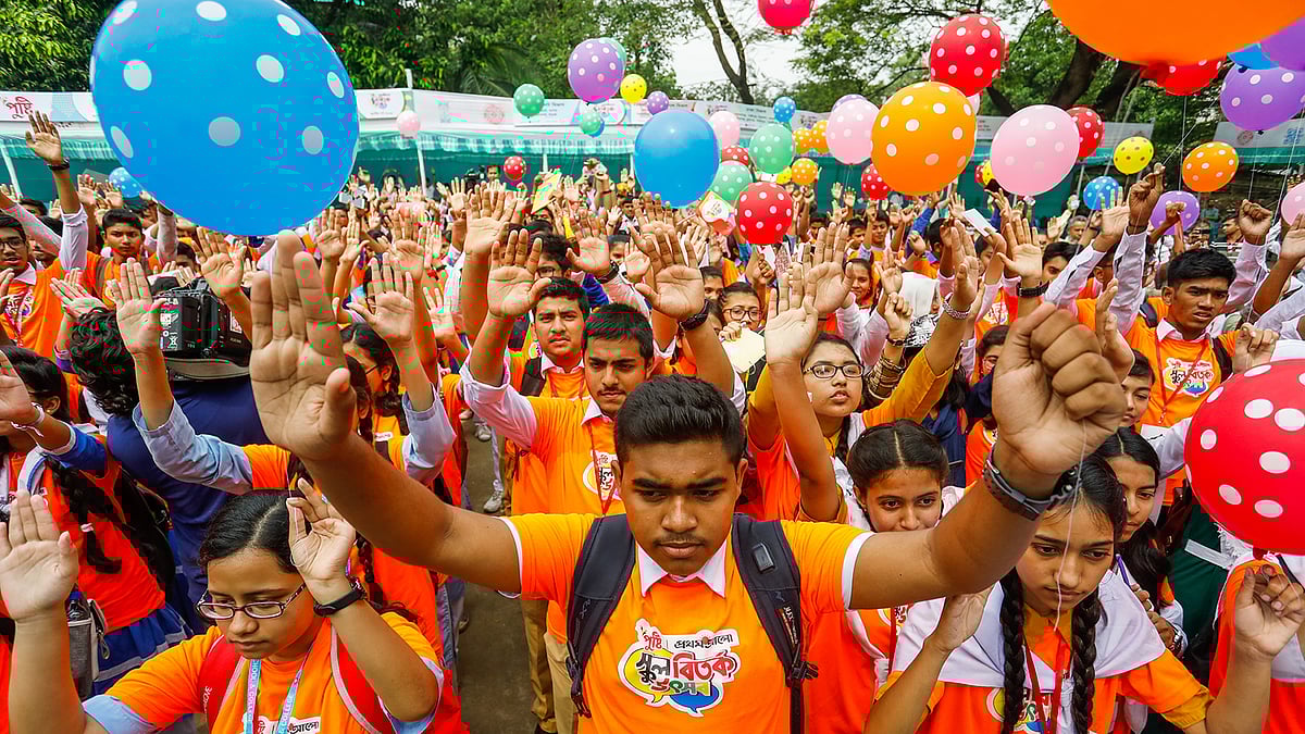 উৎসবে অংশ নেওয়া বিতার্কিক শিক্ষার্থী, অভিভাবক ও শিক্ষার্থীরা দুই হাত ওপরে তুলে নুসরাত হত্যার প্রতিবাদ জানান।