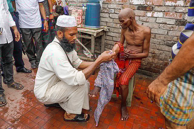 নতুন জামাকাপড়, গামছা কিনে এনে পরিয়েও দেন