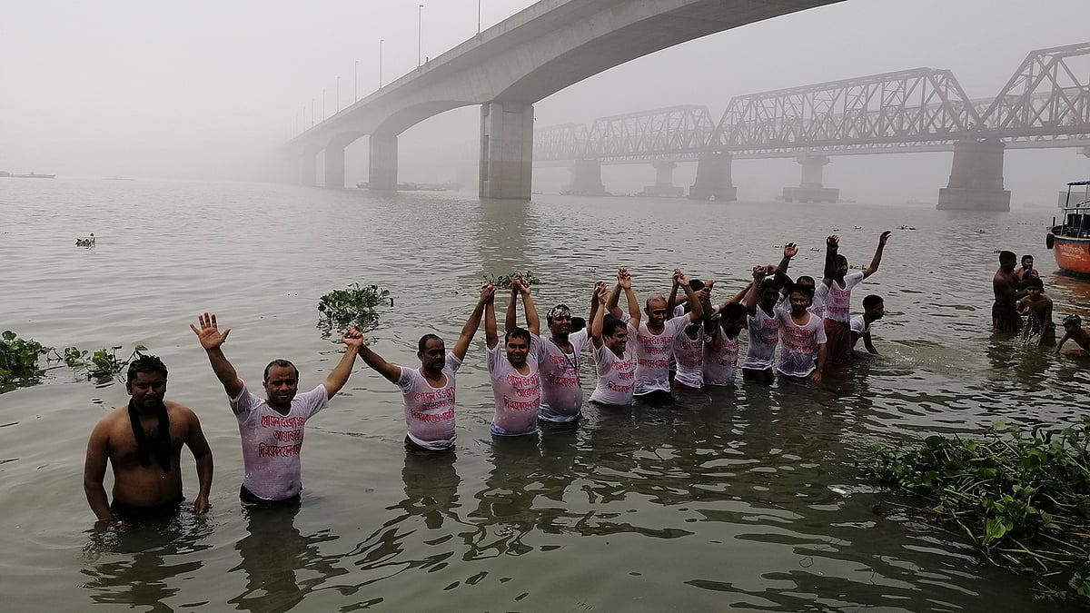 নদী রক্ষার দাবিতে ভৈরবে ‘গোসল উৎসব’ করেন তরুণেরা। ছবি: প্রথম আলো