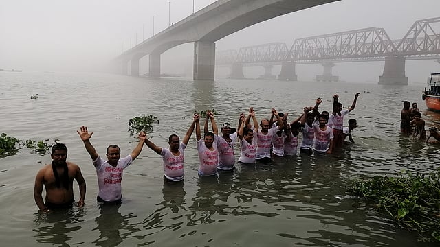 নদী রক্ষার দাবিতে ভৈরবে ‘গোসল উৎসব’ করেন তরুণেরা। ছবি: প্রথম আলো