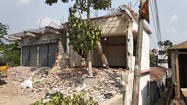 অবৈধ স্থাপনা উচ্ছেদ। শহর প্রতিরক্ষা বাঁধ, খোয়াই নদ, হবিগঞ্জ, ১৩ এপ্রিল। ছবি: প্রথম আলো