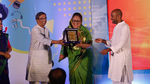 বিতর্ক উৎসবের জাতীয় পর্বের ভেন্যু প্রতিষ্ঠানকে স্মারক তুলে দেন প্রথম আলো সম্পাদক মতিউর রহমান ও টি কে গ্রুপের পরিচালক মোস্তফা হায়দার। ভিকারুননিসা নূন স্কুল অডিটরিয়াম, বেইলি রোড, ঢাকা, ১২ এপ্রিল।