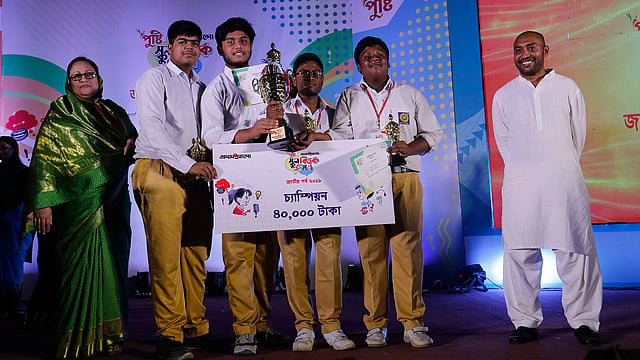 ‘পুষ্টি-প্রথম আলো স্কুল বিতর্ক’ উৎসবের জাতীয় পর্বে বিজয়ী কুষ্টিয়া জিলা স্কুলের বিতর্ক দলের শিক্ষার্থী আবিদ মাহমুদ, ইশফাক আলম ও সায়েম আহমেদের হাতে পুরস্কার তুলে দেন অতিথিরা। তারা পেয়েছে সনদ, মেডেল ও ৪০ হাজার টাকা। ভিকারুননিসা নূন স্কুল অডিটরিয়াম, বেইলি রোড, ঢাকা, ১২ এপ্রিল।