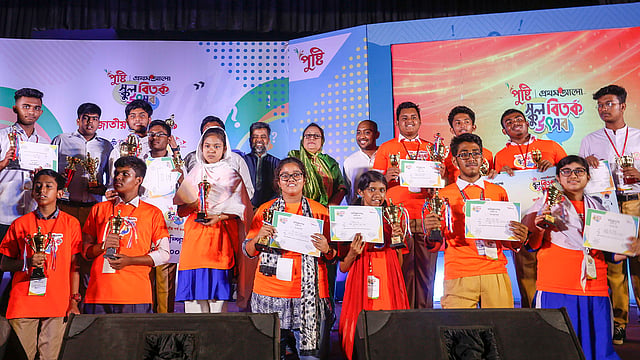 উৎসবের সমাপনী পর্বে কুইজ বিজয়ী, বিতর্ক বিজয়ী ও রানার্সআপদের সঙ্গে অতিথিরা। ভিকারুননিসা নূন স্কুল অডিটরিয়াম, বেইলি রোড, ঢাকা, ১২ এপ্রিল।