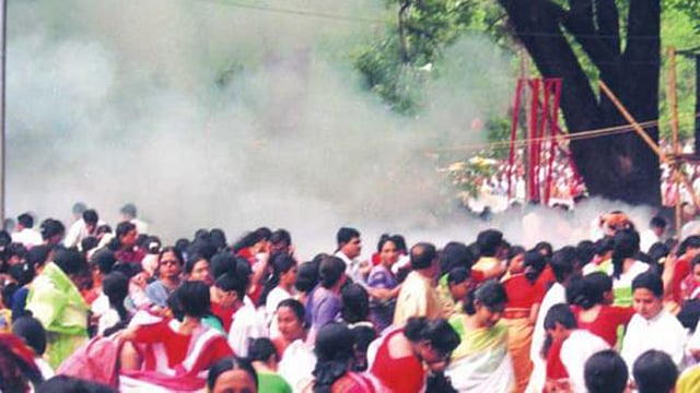 ২০০১ সালের ১৪ এপ্রিল। রমনা বটমূলে পয়লা বৈশাখের বর্ষবরণ অনুষ্ঠান চলছিল। সেখানে বোমা হামলায় ঘটনাস্থলেই সাতজন নিহত হন (ফাইল ছবি)