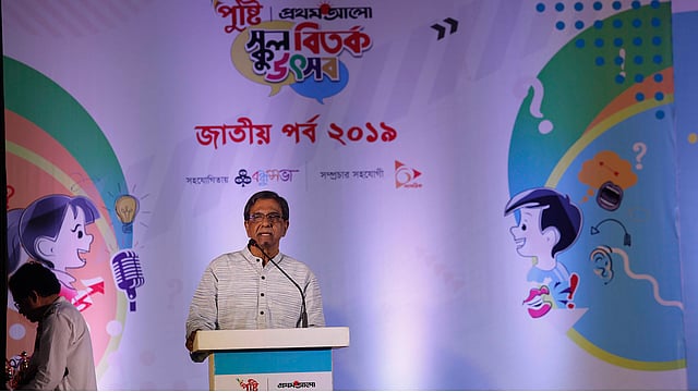 ‘পুষ্টি-প্রথম আলো স্কুল বিতর্ক’ উৎসবের সমাপনী পর্বে বক্তব্য দেন প্রথম আলো সম্পাদক মতিউর রহমান। ভিকারুননিসা নূন স্কুল অডিটরিয়াম, বেইলি রোড, ঢাকা, ১২ এপ্রিল।
