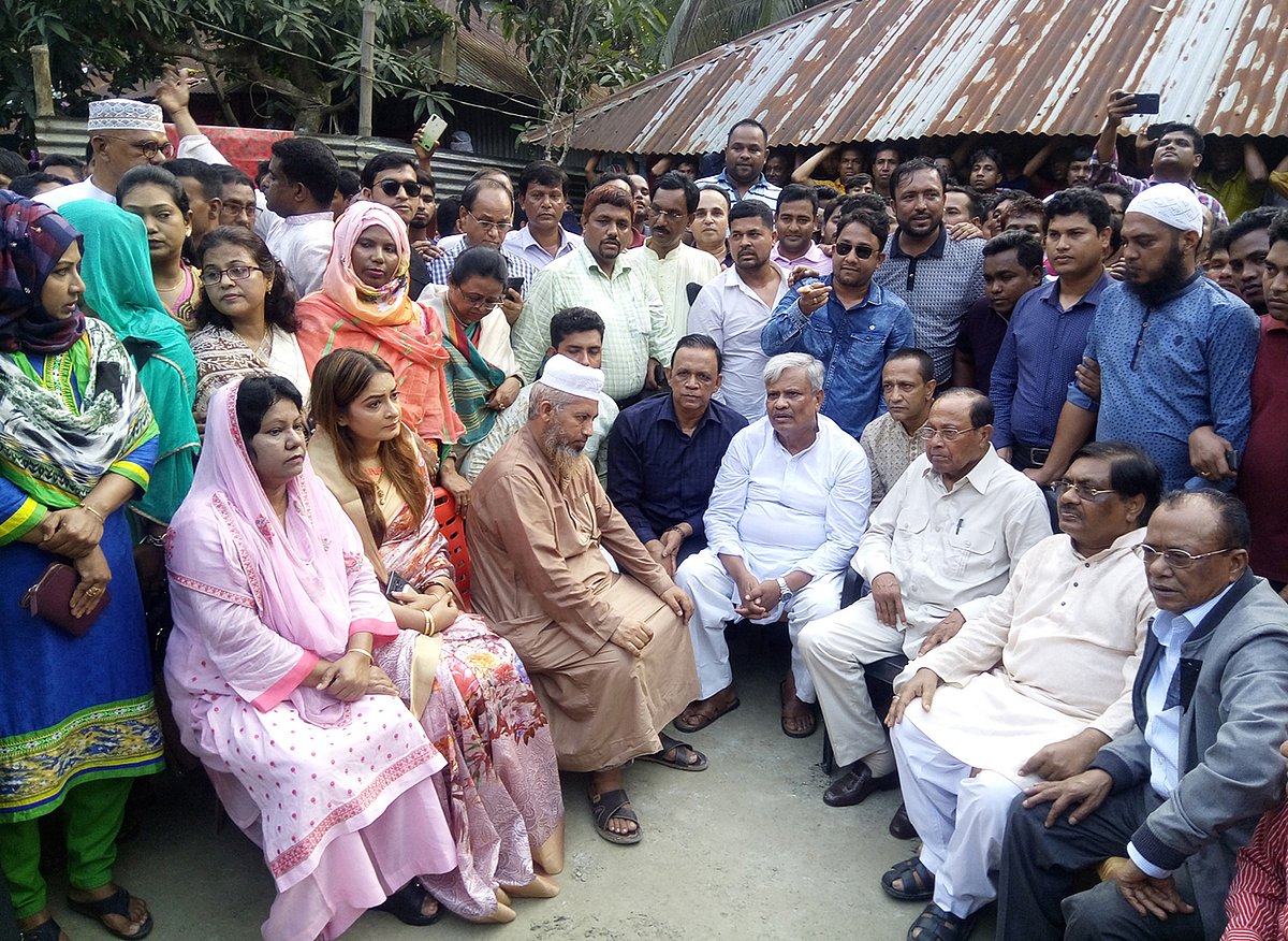 নুসরাতের বাড়িতে বিএনপির প্রতিনিধিদল।  সোনাগাজী, ফেনী, ১৩ এপ্রিল। ছবি: আমজাদ হোসাইন