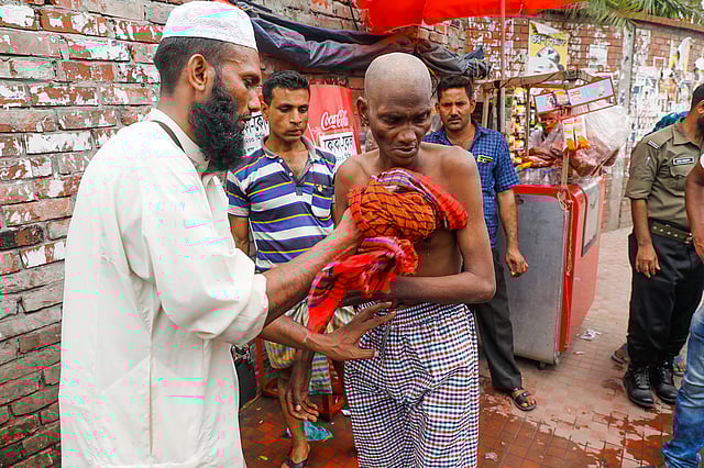 আওলাদ হোসেইনের এ কাজ দেখে আশপাশে দাঁড়িয়ে থাকা মানুষ তাঁর প্রশংসা করেন