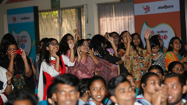 ‘পুষ্টি-প্রথম আলো স্কুল বিতর্ক’ উৎসবের জাতীয় পর্বে যুক্তি-তর্কের পাশাপাশি ছিল সাংস্কৃতিক পর্বের আয়োজনও। গানের তালে মাতেন বিতার্কিক, শিক্ষক ও অভিভাবকেরা। ভিকারুননিসা নূন স্কুল অডিটরিয়াম, বেইলি রোড, ঢাকা, ১২ এপ্রিল।
