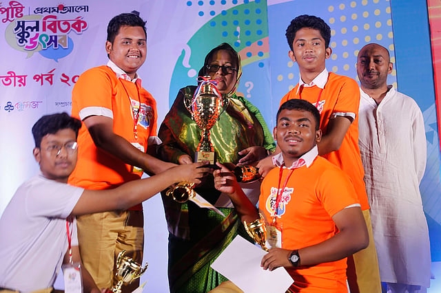 রানার্সআপ জামালপুর জিলা স্কুলের তৌহিদুল ইসলাম, নাসিফুল ইসলাম ও মুহতাসিন মুসান্নার হাতে ট্রফি ও সনদ তুলে দেন অতিথিরা। রানার্সআপ দল পেয়েছে ২০ হাজার টাকা। ভিকারুননিসা নূন স্কুল অডিটরিয়াম, বেইলি রোড, ঢাকা, ১২ এপ্রিল।