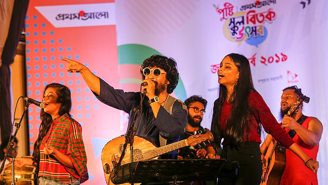 ‘পুষ্টি-প্রথম আলো স্কুল বিতর্ক’ উৎসবের গান গেয়ে শোনায় জলের গান। আরও ছিলেন শিল্পী দিনাত জাহান এবং শিশুশিল্পী প্রেরণা ও প্রতীক্ষা। ভিকারুননিসা নূন স্কুল অডিটরিয়াম, বেইলি রোড, ঢাকা, ১২ এপ্রিল।