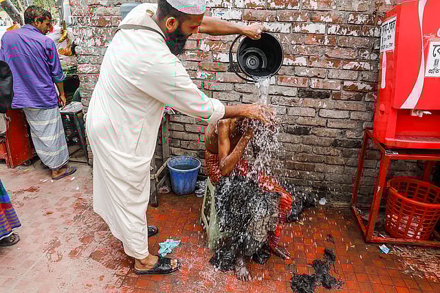 নিজ হাতে গোসল করিয়ে দেন রুহুল আমিনকে